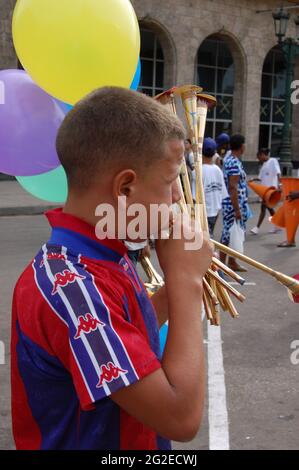 L'Avana, Cuba - 20 novembre 2005: Un giovane che vende a casa ha fatto trombe alla maratona di Marabana a l'Avana. Foto Stock