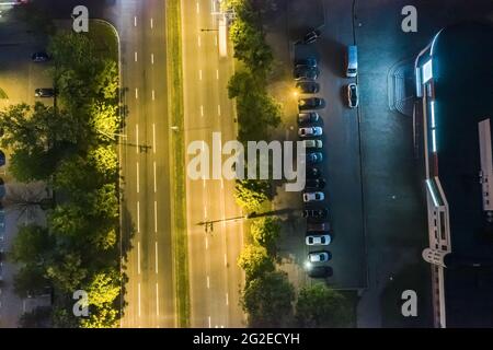vista aerea dall'alto del parcheggio vicino a strada illuminata. foto drone aereo Foto Stock