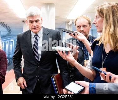 Washington, Stati Uniti. 10 Giugno 2021. Il senatore statunitense Bill Cassidy (R-LA) parla ai giornalisti vicino alla metropolitana del Senato. Credit: SOPA Images Limited/Alamy Live News Foto Stock