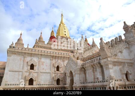 Una vista dall'esterno della Pagoda di Ananda in una giornata di sole a Bagan, Myanmar Foto Stock