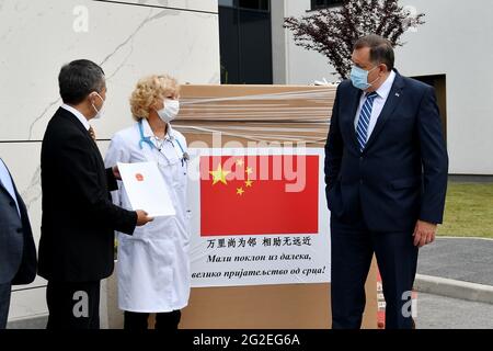 (210611) -- SARAJEVO, 11 giugno 2021 (Xinhua) -- Milorad Dodik (R), presidente della presidenza della Bosnia-Erzegovina (BiH), Jadranka Jovovic (C), direttore del dipartimento di oncologia ed ematologia dell'ospedale serbo, E Ji Ping (L), Ambasciatore cinese in BiH, il 10 giugno 2021 assistete ad una cerimonia di donazione di un gabinetto di sicurezza biologica (noto anche come camera cito) presso l'ospedale serbo, a Sarajevo Est, BiH. L'ambasciata cinese a BiH giovedì ha donato un gabinetto di sicurezza biologica all'ospedale serbo a Sarajevo orientale. PER ANDARE CON 'la Cina dona attrezzature mediche all'ospedale a BiH' Foto Stock