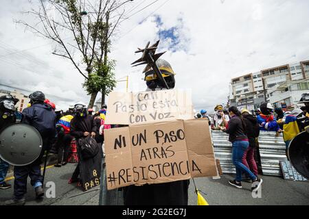 Un dimostratore porta un segno che recita 'Cali, Pasto è con voi, nessuna ritorsione' partecipare a una protesta anti-governo che chiede disuguaglianze e una riforma della polizia quando la Colombia ha raggiunto la sesta settimana di proteste anti-governative che si sono concluse in scontri tra la polizia malata colombiana (ESMAD) e dimostranti a Pato, Narino, Colombia il 9 giugno 2021. Foto Stock