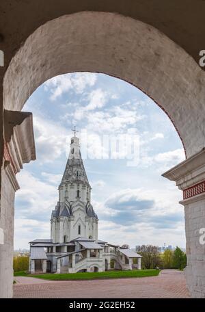 Chiesa dell'Ascensione a Kolomenskoe catturata dall'arco della porta. Kolomenskoye, Mosca, Russia Foto Stock