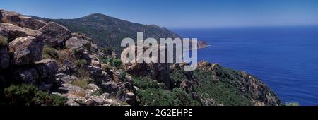 FRANCIA. CORSICA DEL SUD (2A) CAP CORSICA. BAIA DI GIROLATA. IL CAPO ROSSO Foto Stock