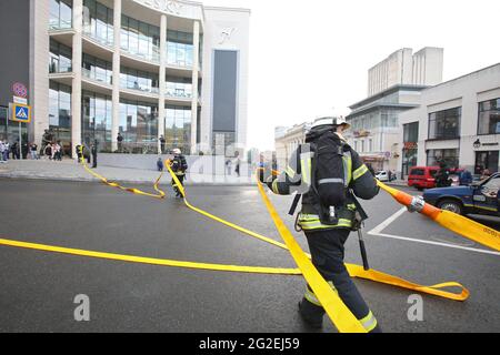 Non esclusivo: KHARKIV, UCRAINA - 10 GIUGNO 2021 - i vigili del fuoco srotolano le manichette durante le esercitazioni tattiche speciali del Servizio di emergenza dello Stato fuori Foto Stock