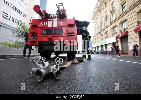 Non esclusivo: KHARKIV, UCRAINA - 10 GIUGNO 2021 - UN motore antincendio è parcheggiato durante le esercitazioni tattiche speciali del Servizio di emergenza statale fuori A. Foto Stock