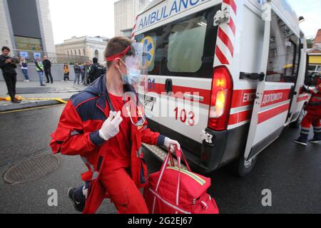 Non esclusivo: KHARKIV, UCRAINA - 10 GIUGNO 2021 - un EMT oltrepassa un'ambulanza durante gli esercizi tattici speciali del Servizio di emergenza statale Foto Stock