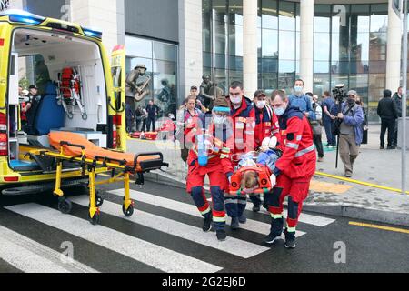 Non esclusivo: KHARKIV, UCRAINA - 10 GIUGNO 2021 - le EMT hanno messo una persona in un'ambulanza durante le esercitazioni tattiche speciali del servizio di emergenza di Stato Foto Stock