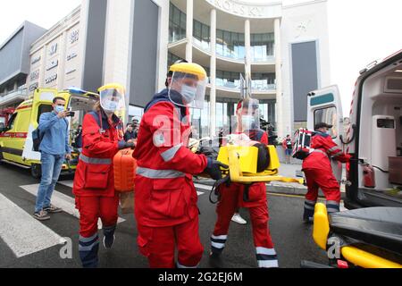 Non esclusivo: KHARKIV, UCRAINA - 10 GIUGNO 2021 - le EMT hanno messo una persona in un'ambulanza durante le esercitazioni tattiche speciali del servizio di emergenza di Stato Foto Stock