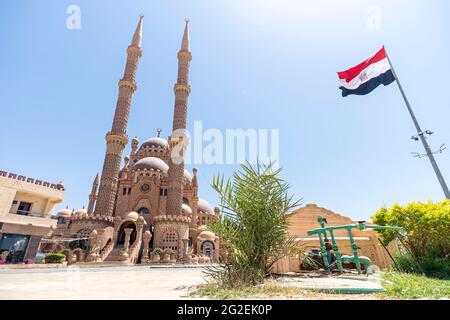 Moschea al Mustafa nel centro storico di Sharm El Sheikh. Piazza vicino alla moschea. Bandiera dell'Egitto. Foto Stock