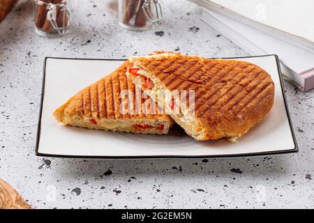 Panini caesar freschi alla griglia su sfondo chiaro Foto Stock