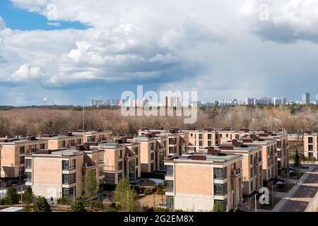 MOSCA - 3 APRILE 2021: Vista del complesso residenziale 'Capital Coast' in un giorno di primavera. Via Tamanskaya, Mosca Foto Stock