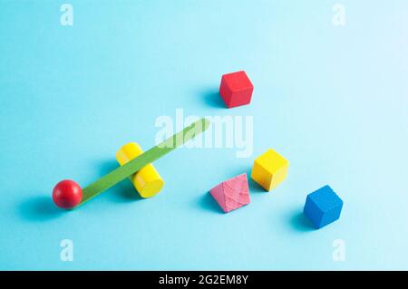 Layout minimo con scala di oscillazione verde e gialla e figure geometriche su sfondo blu Foto Stock