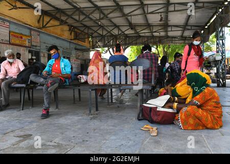 Beawar, India. 10 Giugno 2021. I passeggeri attendono di salire a bordo degli autobus per il loro posto natale dopo che le autorità hanno ripreso i trasporti pubblici nello stato, presso il punto di partenza degli autobus a Beawar. (Foto di Sumit Saraswat/Pacific Press) Credit: Pacific Press Media Production Corp./Alamy Live News Foto Stock