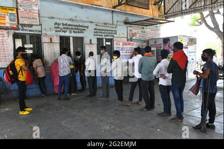 Beawar, India. 10 Giugno 2021. I passeggeri si fermano in fila presso una biglietteria per salire a bordo degli autobus per il loro posto natale dopo che le autorità hanno ripreso i trasporti pubblici nello stato, presso la fermata dell'autobus Roadways a Beawar. (Foto di Sumit Saraswat/Pacific Press) Credit: Pacific Press Media Production Corp./Alamy Live News Foto Stock