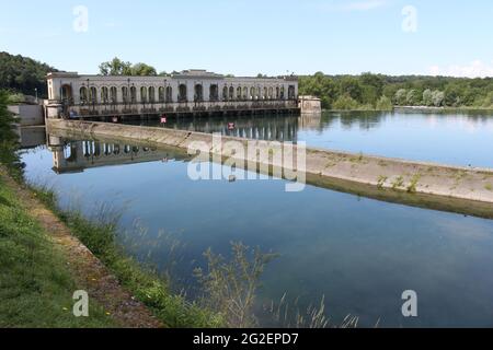 Panperduto, somma Lombardo, Varese, 2021 giugno: Fiume Ticino alla diga di Panperduto nel Parco del Ticino. Foto Stock