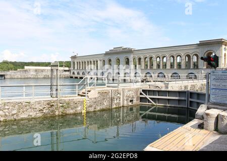 Panperduto, somma Lombardo, Varese, 2021 giugno: Fiume Ticino alla diga di Panperduto nel Parco del Ticino. Foto Stock