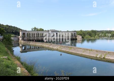 Panperduto, somma Lombardo, Varese, 2021 giugno: Fiume Ticino alla diga di Panperduto nel Parco del Ticino. Foto Stock