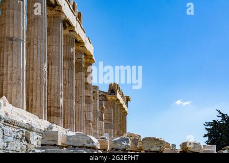 Una fila di colonne al Tempio del Partenone sull'Acropoli di Atene, Grecia Foto Stock