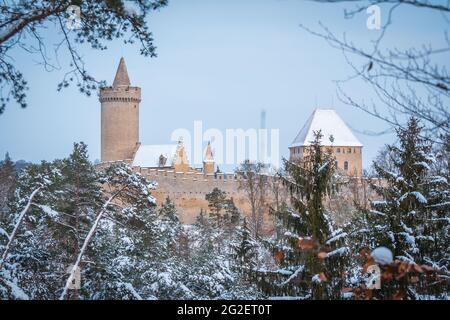 Castello medievale Kokorin nel parco nazionale Kokorinsko vicino Praga in Repubblica Ceca, Europa. Foto Stock