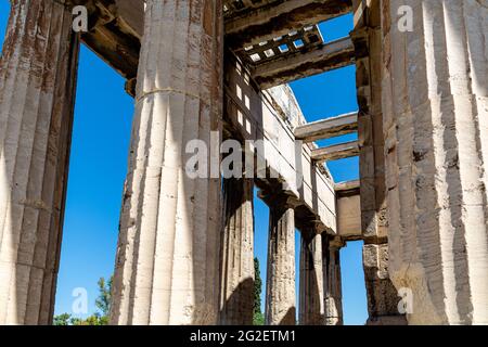 Il portico del Tempio di Efesto con antiche colonne contro un cielo blu situato nell'Agora di Atene Foto Stock