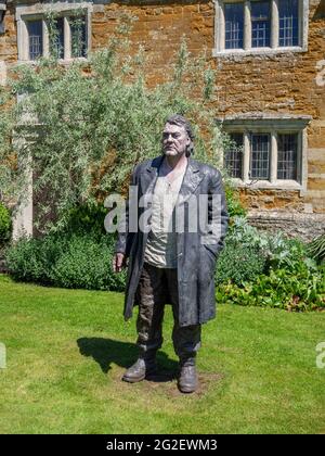 Scultura LifeSize della cantante d'opera Bryn Terfel, come Wotan dal Ring Cycle, fuori Nevill Holt Opera, Leicestershire, Regno Unito Foto Stock