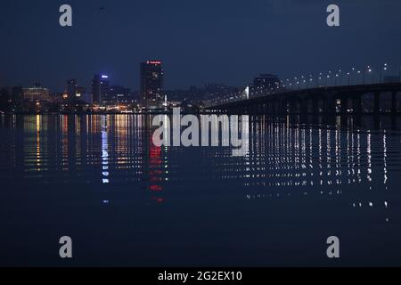 notte città come è belle luci sullo sfondo del fiume Foto Stock