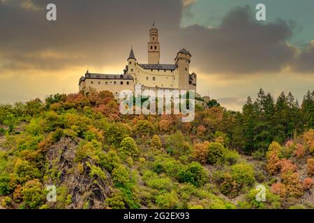 Foto ad angolo basso del castello di Marksburg sulla cima di una collina con alberi colorati a Braubach, Germania Foto Stock