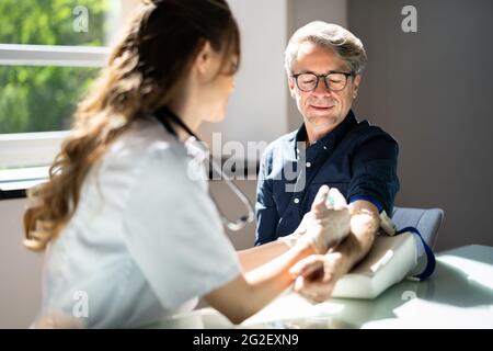 Prelievo di sangue dal medico. Persone donare e testare Foto Stock