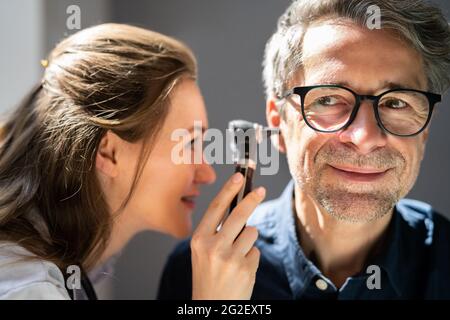 Otolaringologia controllo dell'orecchio con Otoscopio. Medico che esamina il paziente Foto Stock