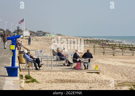 Le persone che godono di spiaggia di sabbia e caffè a Littlehampton, West Sussex, Inghilterra. Socialmente distanziati a causa delle restrizioni di Covid 19. Foto Stock