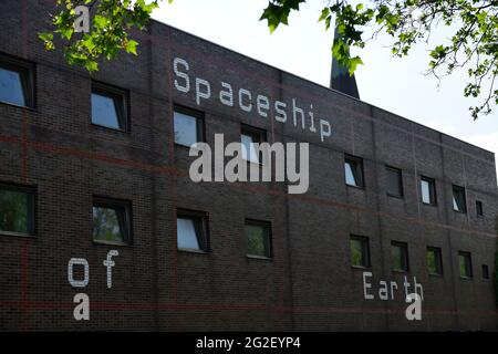 Vienna, Austria. 11 Giugno 2021. Tu sei Spaceship della Terra. 600 metri quadrati di installazione artistica a Vienna nel 7 ° distretto. Credit: Franz PERC / Alamy Live News Foto Stock