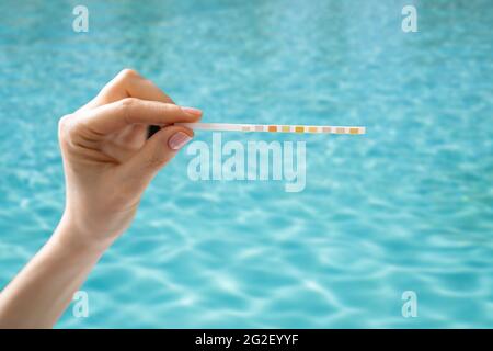 Servizio acqua piscina. Misurazione chimica del cloro per esterni Foto Stock