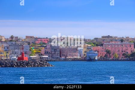 Vista panoramica di Procida, capitale italiana della cultura 2022: Case colorate, caffè e ristoranti, barche da pesca a Marina Grande.in Baia di Napoli. Foto Stock