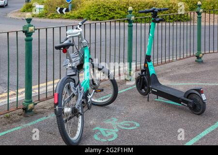 Beryl bike and Beryl e-scooter elettrico escooter scooter parcheggiato a Bay a Bournemouth, Dorset Regno Unito nel mese di giugno - primo schema di condivisione bici a Bournemouth Foto Stock