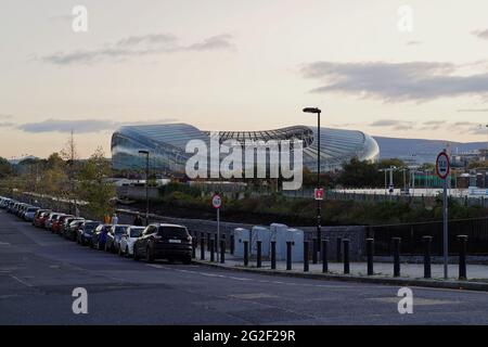 DUBLINO, IRLANDA - 27 ottobre 2019: Lo stadio Aviva visto sulla strada vuota e il fiume Dodder in Landsdow Road a Dublino, Irlanda. Vetri moderni Foto Stock