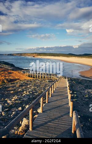 Praia da Bordeira e le passerelle fanno parte Foto Stock