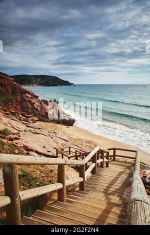 Praia da Bordeira e le passerelle fanno parte Foto Stock