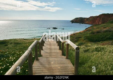 Praia da Bordeira e le passerelle fanno parte del sentiero Foto Stock