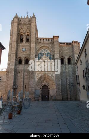 Ávila / Spagna - 05 12 2021: Maestosa vista dettagliata presso l'austero edificio romanico-gotico facciata anteriore presso la Cattedrale del Salvatore, Ávila Caththe Foto Stock