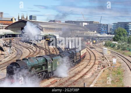 46100 'Royal Scot' avrebbe portato 'Black 5' Classe 5MT - 45231 'The Sherwood Forester out of Temple Meads Foto Stock