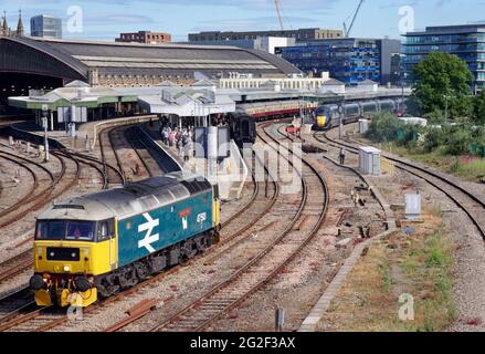 46100 'Royal Scot' avrebbe portato 'Black 5' Classe 5MT - 45231 'The Sherwood Forester out of Temple Meads Foto Stock