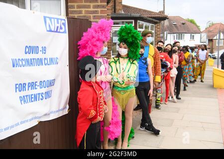 Londra, Regno Unito. 11 Giugno 2021. Gli artisti del Circus di Zippo aspettano le vaccinazioni di Covid e un controllo sanitario, in occasione di un evento pop-up a Finchley, North London, per gentile concessione della Covid Crisis Rescue Foundation. Il progetto è stato creato dal dottor Sharon Raymond per somministrare vaccini Covid a coloro che possono cadere attraverso le crepe del sistema di vaccinazione regolare. Data immagine: Venerdì 11 giugno 2021. Il credito fotografico dovrebbe essere Credit: Matt Crossick/Empics/Alamy Live News Foto Stock