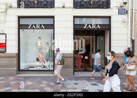 Valencia, Spagna. 10 Giugno 2021. Le persone che indossano mascherine come precauzione contro la diffusione del covid-19 camminare oltre il negozio di abbigliamento Zara. Credit: SOPA Images Limited/Alamy Live News Foto Stock