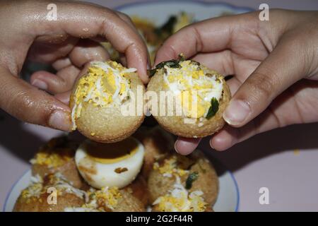 Un'immagine di qualcuno che tiene una fuska. Foto Stock