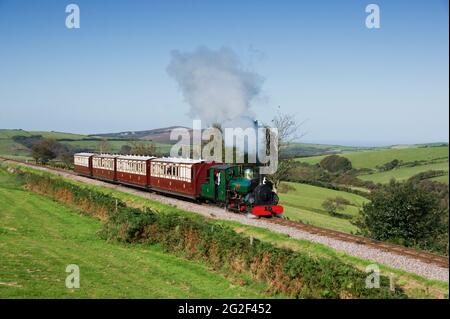 Gala a vapore d'autunno, Ffestiniog Railways 2-4-0STT 'Blanche' che si avvicina a Woody Bay. Ferrovia di Lynton e Barnstaple Foto Stock