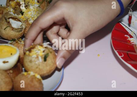 Un'immagine di qualcuno che tiene una fuska. Foto Stock