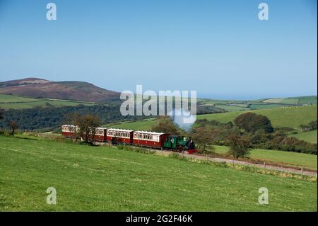 Autunno Steam Gala, Ffestiniog Railwa 2-4-0STT 'Blanche' con il rastrello completo di L&B pullman che si avvicina Woody Bay. Parracombe, Devon Foto Stock