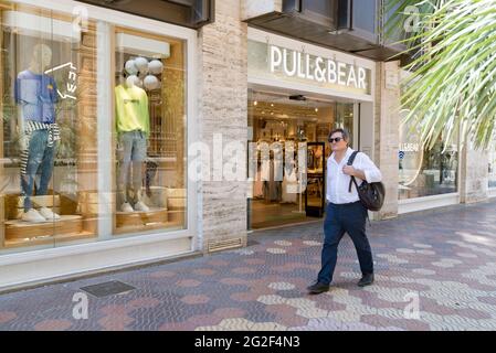 Valencia, Spagna. 10 Giugno 2021. Un uomo cammina oltre il negozio di abbigliamento Pull&Bear. (Foto di Xisco Navarro Pardo/SOPA Images/Sipa USA) Credit: Sipa USA/Alamy Live News Foto Stock