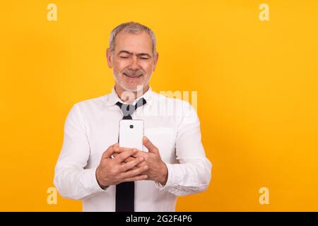 uomo adulto anziano isolato con presbiopia o vista della vista telefono Foto Stock